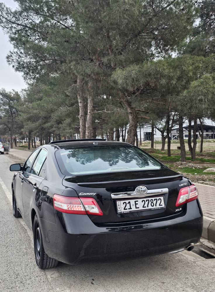 toyota camry 2011 XLE ڕەنگی ڕەشی قەتران یەك پەلە بویاخی زور بچوکی هەیە سارد کارت کرانەوە کالبونەوە تەرزە بەشەرت پێشودوا کەپس گێڕومەکینە بەشەرت مەکینەی کراوەتەوە بەس بەهەموو شەرتی بی عەیب سەنەوی تازەیە ڕەقەم تازە چوار تایەو ویلی سفرسفر مواسەفات بیلاد بەسمە سلایت کوشن جلد کوشن هیتەر دوو کوشن کارەبا ناو فۆڕمیکا سەعات ئۆریونا بیلاد پەردە بیلاد حاسەی پیشو دوا سوکان ڤولیۆم تەحدید سورعە دەبل تراکشن گێڕ سپۆڕت تەبرید لەمس  تەرجیل و سەماعە بۆزانیاری زیاتر پەیوەندی بکەن *********** سعر  125  کۆتای السليمانية, العراق
