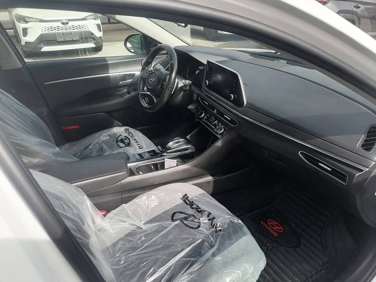 السلام عليكم سوناتا هايبرد 2021 وارد امريكي
محرك 2000

ماشية 89 ميل 
  

حادثه جاملغ وبنيد امبدلات نفس لون اب امريكه وصور امريكا بالمنشور.. بيها حاليا ربع باب السايق فقط.. بدون ايرباك السياره بدون دواخل. رقم بغداد بسمي 

مواصفات :::
تشغيل عن بعد

تحديد مسار 

رادارات مانع تصادم اماميه خلفيه 

اشارات بالمري 

تنبيه عند الاقتراب 

محدد سرعه  

هاندبريك كهربائي دكمه 

بصمة ابواب 

بصمة تشغيل

فول تحكم ستيرن 

شفتات ستيرن 

٤ وضعيات قيادة ( سمارت \ سبورت \ ايكو \ كوستم) 

قيادة ذاتية 

جامات امامية اوتو 

قطعتين تبريد 

تبريد مناخ منفصل 

كشنات مخمل بلادي 

انارة لد نهاري 

زنون بلادي

ماسحات الجامة الاماميه اوتو 
السعر 155  وبيها مجال بسيط 
……………

مكان سيارة كربلاء للاستفسار

***********
