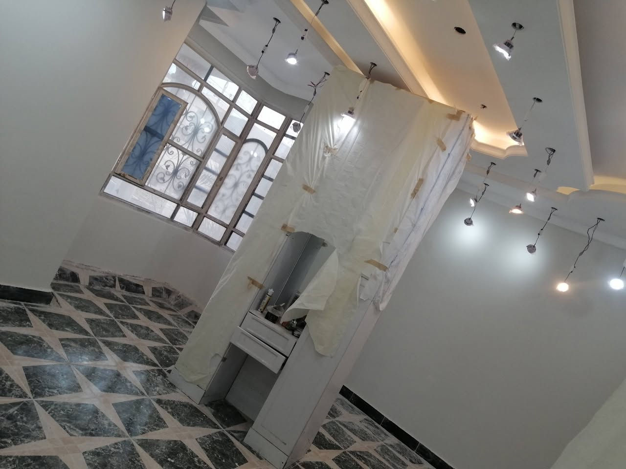 السلام عليكم اخوان متواجد كادر صبغ طلس درجه اولئ خارجي او داخلي ترميم الدور السكنيه مقطوعه او يومي الاستفسار عبر الاتصال او خاص ***********  مكاني البصره
