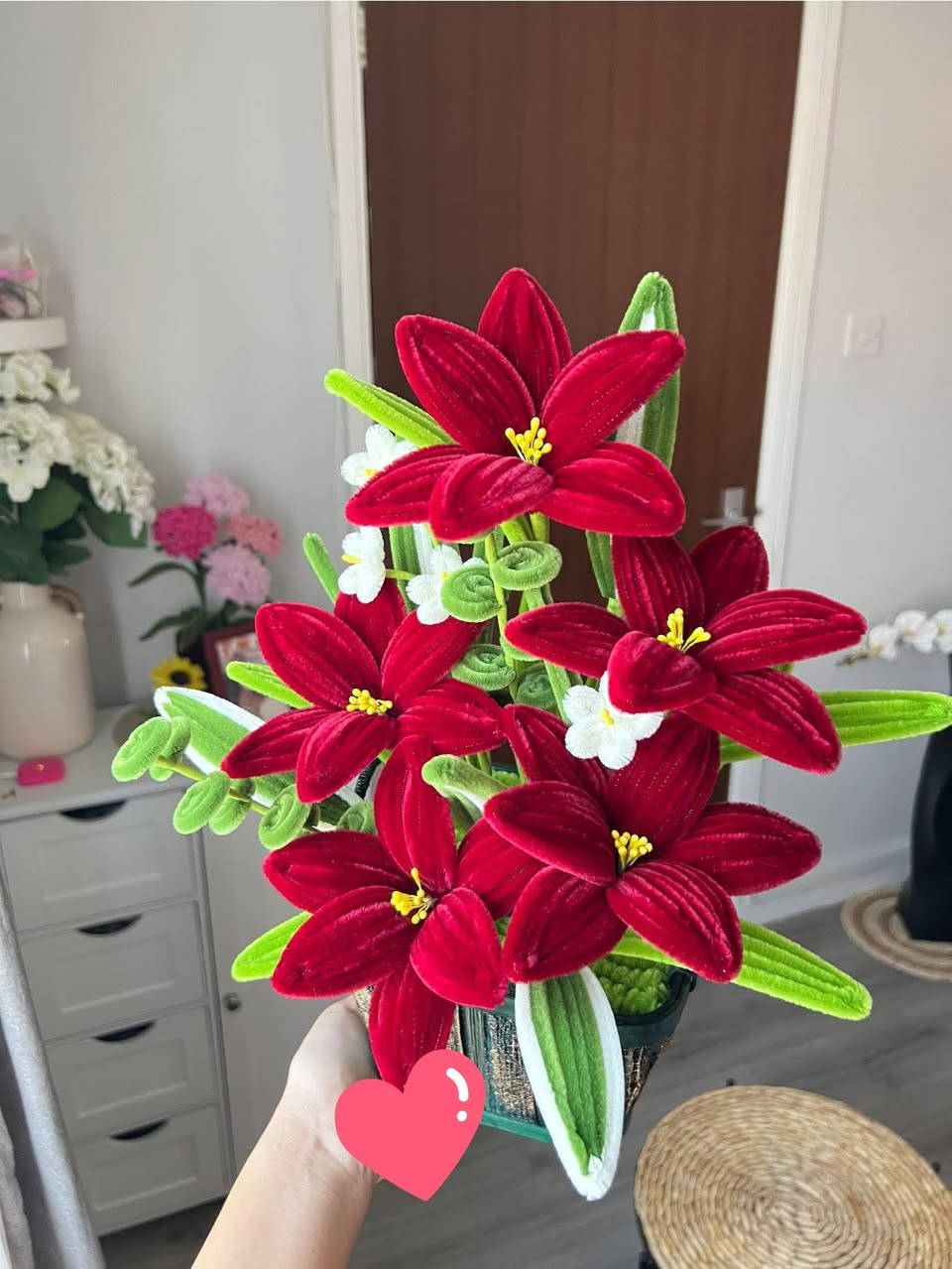 وردة تعيش وياك العمر كله! 🌸✨
​تريد تهدي هدية مميزة تبقى ذكرى وما تذبل؟
سويتلكم هاي الزهور المشغولة يدوياً بكل حب (Handmade) من أجود أنواع سيم القطيفة. ملمسها ناعم، ألوانها ثابتة، وتضيف لمسة جمالية لأي ركن بالبيت.
​✅ متوفرة بألوان وأشكال حسب الطلب (زنبق، توليب، جوري).
​✅ هدية مثالية لأعياد الميلاد، التخرج، أو عيد الحب.
​✅ التوصيل متوفر لكافة المحافظات.


**إذا كنت صاحب هذا الإعلان وتريد حذفه لأي سبب، رجاءا أرسل رسالة إلى الدعم الفني**