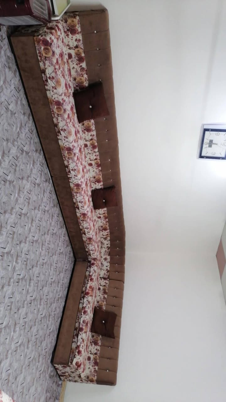 ديوان للبيع 12 متر ويه طبلات
*********** سعره 350 وبي مجال
