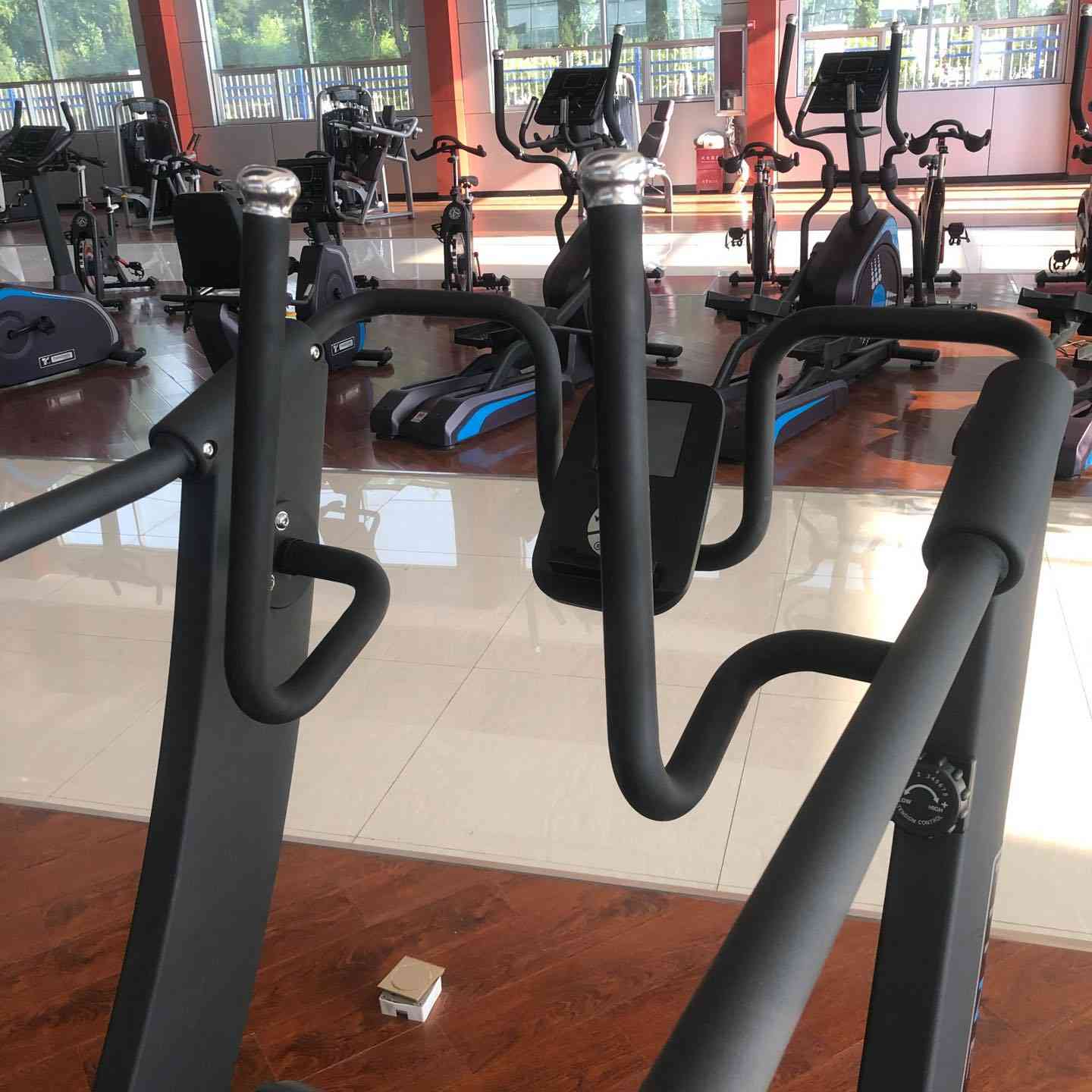 تعلن شركة الارض المعطاء 
#بابل سبورت
عن وصل اجهزة الجري الميكانيكي من شركة TZ العالمية المصنعة لاجهزة assault fitness الامريكية
موديل 3000b
الجهاز ذو موصفات عالمية مع ضمان حقيقي للجهاز البيع جملة/مفرد
(للفنادق، جم،مؤسسات الدولة،مراكز العلاج الطبيعي، شركات توزيع اجهزة الجم واللياقة البدنية)
علما تباع  جمله ومفرد
🌹🌹
store:https://babilsport.com
phone numbers:
Osama :
***********
***********
***********
