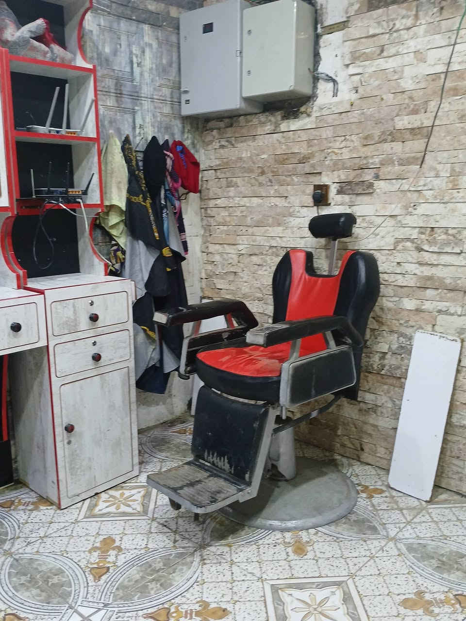 السلام عليكم ميز حلاقه مستعمل شهرين مع ميز جرارين وملحق مع كرسي حلاقه السعر ٢٥٠ وبي مجال قليل مكاني حدود بغداد واسط قريب صيطر الج اتصل ***********
