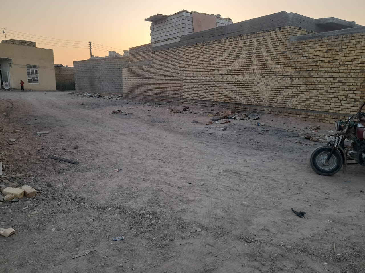 سلام عليكم قطعه للبيع مساحه200متر نزلة سيد خليل قرب مدينة الألعاب مقابل ام العباس مدفونه ومفروشه سبيس ومحدوله قريبه ع الطابو وبيها وصل تواصل *********** الاتصال ع هاذه الرقم
