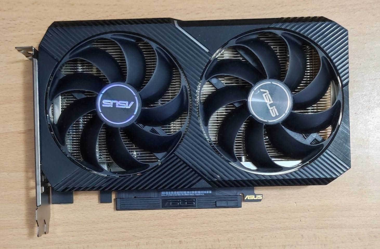 السلام عليكم
كارت شاشة للبيع 
RTX 3060 12G ASUS DUAL 
نظافة 100% بالكارتونة 
استخدام جداً قليل 
السعر 350 الف قفل سعر ثابت 
مكاني بغداد


**إذا كنت صاحب هذا الإعلان وتريد حذفه لأي سبب، رجاءا أرسل رسالة إلى الدعم الفني**