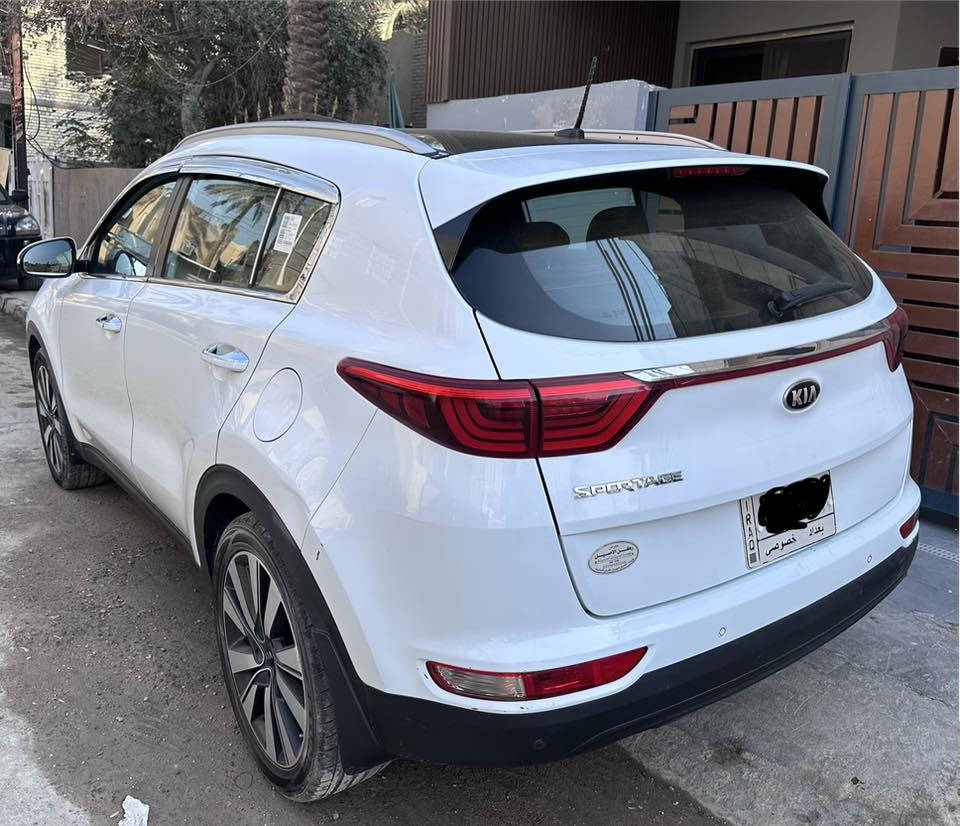 سياره سبورتك ٢٠١٨
فول مواصفات 
بانوراما
بصمه عدد ٢
دشبول بيانو
والمواصفات الي معروفه بالفول 
ماشيه ١٣٠ الف 
مابيها صبغ
خليجي
١٨٥ ورقه
***********
