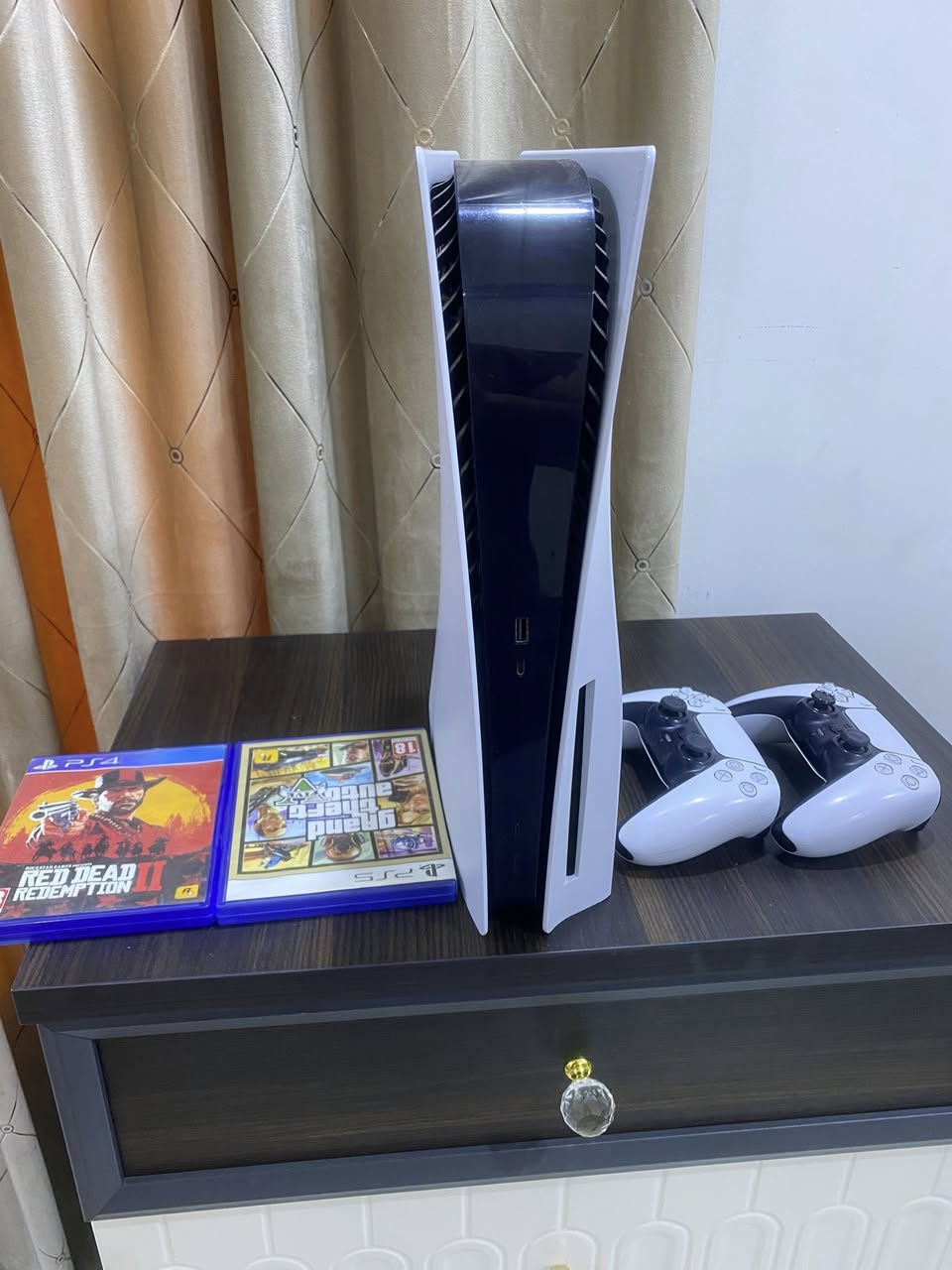 بلي فايف مستخدم نضيف جداً ستعمال قليل جهاز لا مفتوح ولا مصلح ع الفحص ويا ثنين جوستك وقرصين وكارتونته. موجوده وكامل ملحقات السعر ٦٥٠ ومجال قليل مكاني نجف ***********
