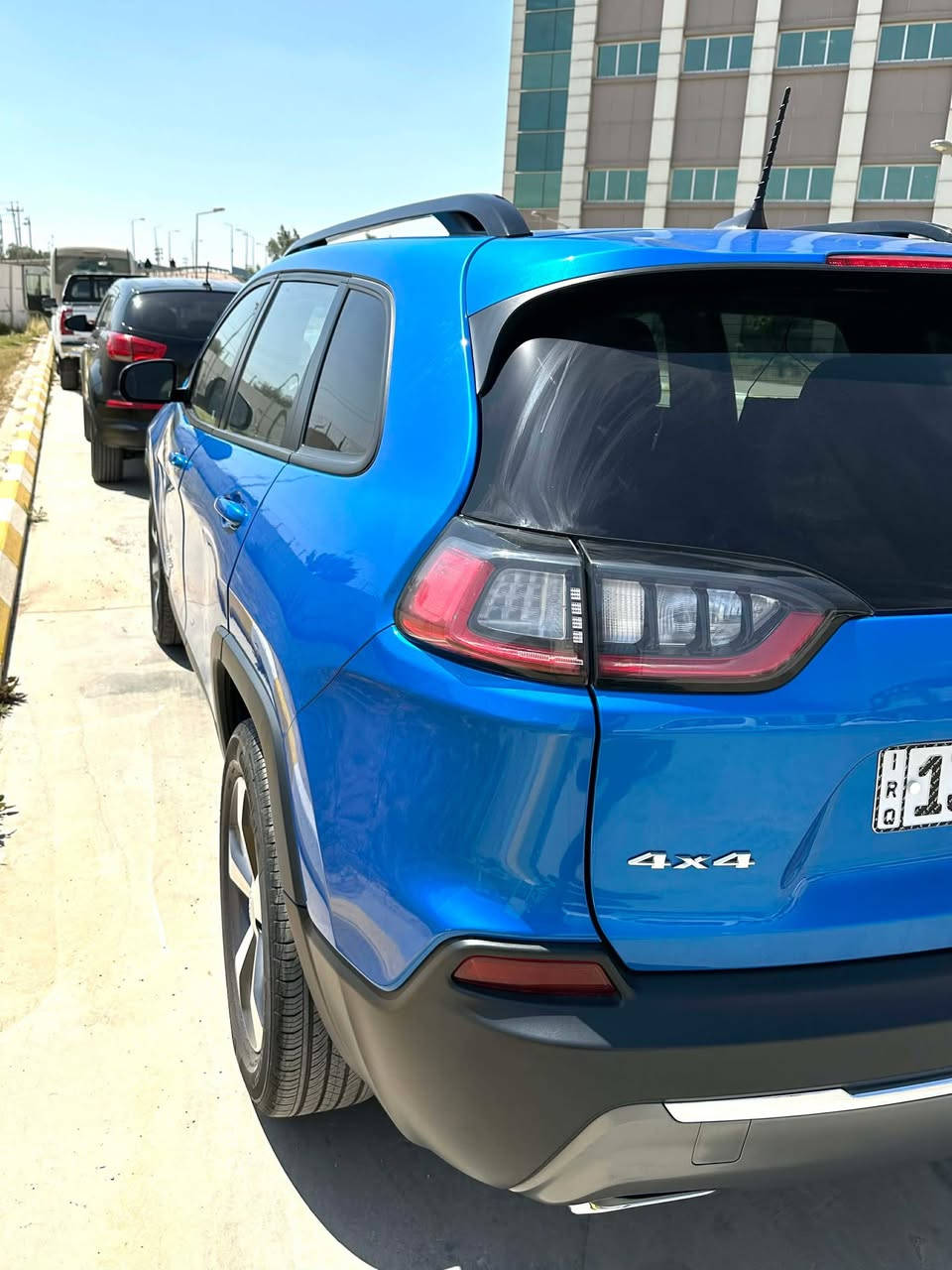 جيب شيروكي  Jeep chrokee 2022 Limited
حادثها تبديل بنيد فقط وسونارها موجود بالمنشور 
 تخم تاير جديد  بأسمي رقم رباعي مميز 

 محرك 6 سلندر 3200 عداد المسافة 45 الف ميل
 كشنات جلد تحكم كهرباء جهتين
 شاشة كبيرة 
 سستم صوت متكامل
 بصمة 2 باب  + خزن ميموري 
هيترات بالمري هيتر بالستيرن هيتر بالكشن
 رادار جانبي  نقاط عمياء 
اربع انظمة قيادة
 اضائه ترحيب بالمري
 
السعر ‼️ علق بتم يجيك السعر بالخاص ‼️

***********
