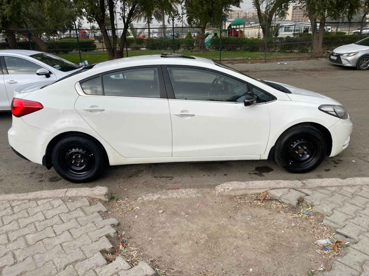 سلام عليكم سيراتو للبيع فقط موديل 2014 ماشيه 150 اي ضربه ما بيها عده البارد بالباب الخلفي والجهه الثانيه شويه بارد بالجملغ الخلفي صدر جديد امامي باتري جديد تخم تايم جديد هنه ويه لوياله مصار سبوعين السعر 130 وبيها مجال الشراي سياره بسمي تريد تحويل تريد وكاله رقم انكليزي وهزه جديده للاستفسار اكثر ع الرقم ***********
