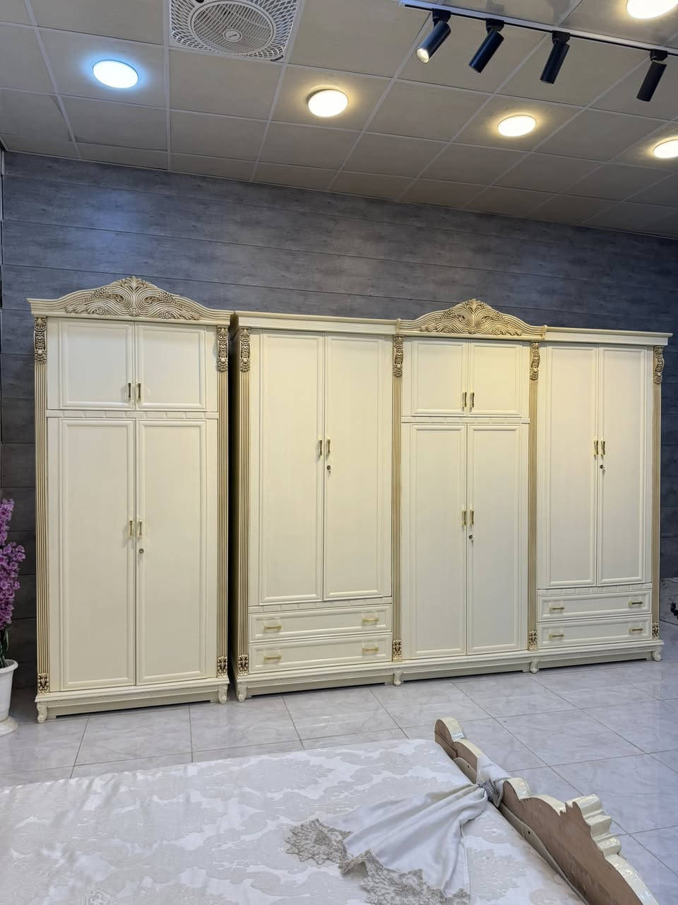 موديل (  هيلين ) اللون اوف وايت وتعتيق كريمي 

شركه المرتضى للاثاث العراقي تقدم  موديل نجاره عراقي والديكور والتصميم  مصري

ضمن وجبة الدرجة الاولى 

سعر التخفيض  3 ملايين و150 الف فقط

غرفة 6 ابواب طابقين ملحق

تتكون من 11 قطع

وجه الكنتور يكون  ان دي اف  6ملم
داخل الكنتور صاج  طبيعي 4ملم 

راس العالي والناصي زان مصري 
لف الابواب زان مصري

ظهر الكنتور جرجوبة براغي 

القاعدة الارضية للكنتور بلوك بورد

ارتفاع الكنتور مترين و70سم 

عرض الكنتور 3 مترات و30 سم

عرض الكنتور مع زاويه الملابس 4 امتار و50 سم

السرير طبقة بلوك بورد

ضمان 5 سنوات من ناحيه الصبغ والشغل 

السعر الحالي/ 3/150معه الشد  والنقل  كامل

خدمت استبدال الغرف القديمه ونطيكم غرفه جديده معه إلاتفاق على الفرق

خدمة الشد والتوصيل مجاناً لجميع محافظات العراق 

العنوان / بغداد الجديدة قرب البريد 

***********

***********
