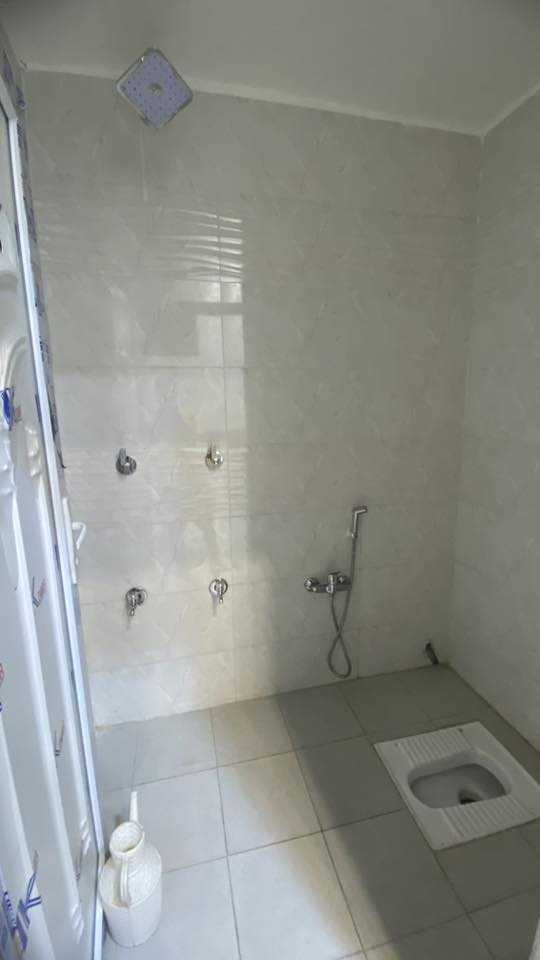 بيت للبيع في الحقل ثاني مساحه ١٢٥متر بناء حديث وقريب ع شارع وجه البيت ع شمس الي مو شراي رجأن لا يخابر ولا يتصل  السعر ١٠٠وبيه مجال حك جيه الشراي مبايل وتساب ***********
