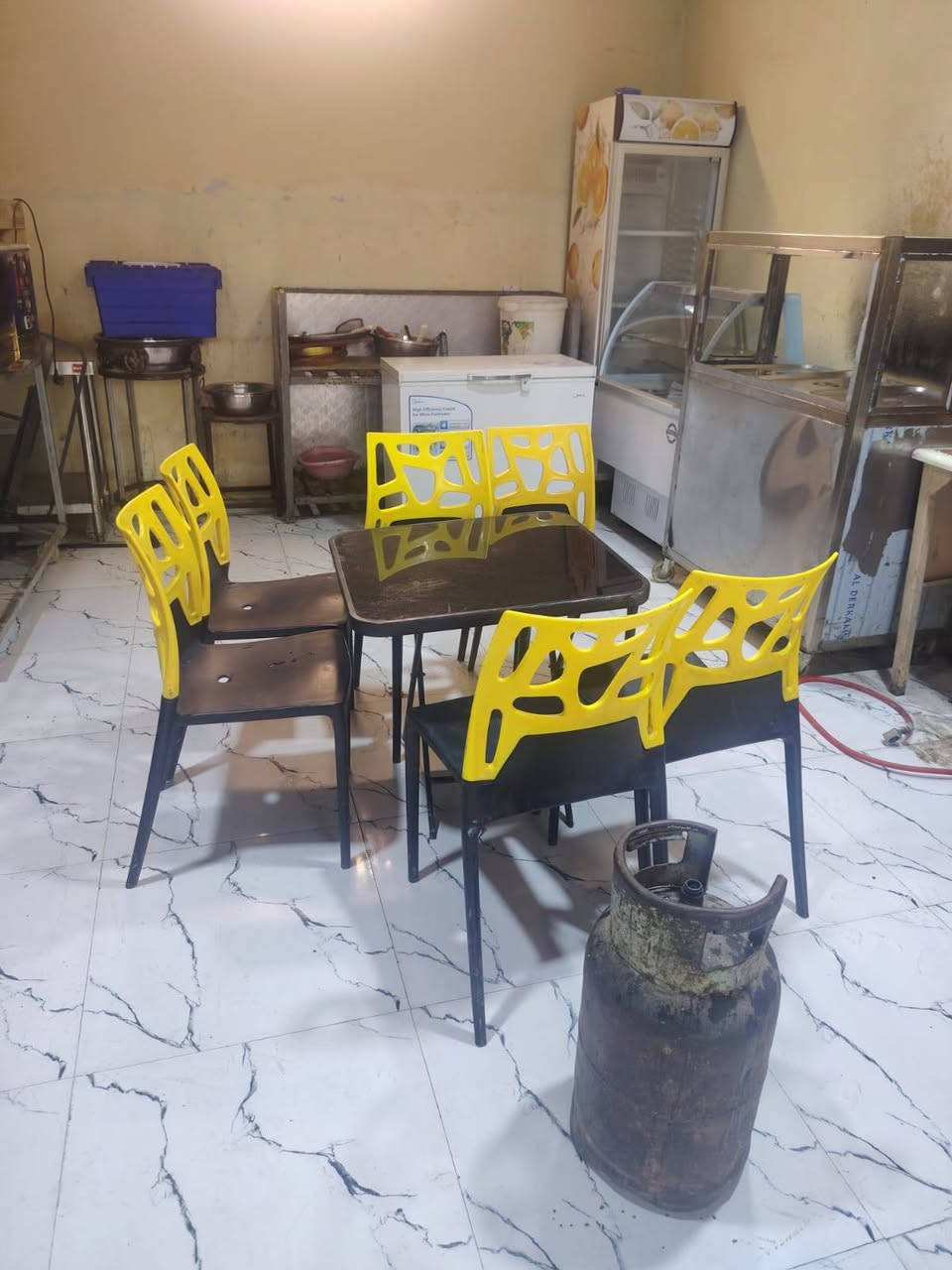 السلام عليكم 
اغراض مطعم كامله تفاصيل داخل الفديو اغراض غلبيتها تركي المنشاء مستعمله شي قليل  اللبيع شلع العنوان 
بغداد العبيدي ***********،او، ***********
