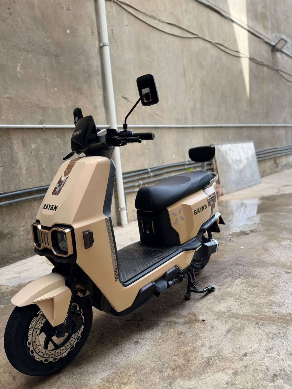 سلام عليكم دراجه شحن للبيع شركه ريان ام عيون حديث كامل مواصفات ودراجه جديده معنه الكلمه قبل شهر اخذتهه بيهه منفث يوسبي +خوذه شركه+سايد دكمه+ لدات من جميع الدراجه +جادر شركه مكان بغداد الجادريه ***********
