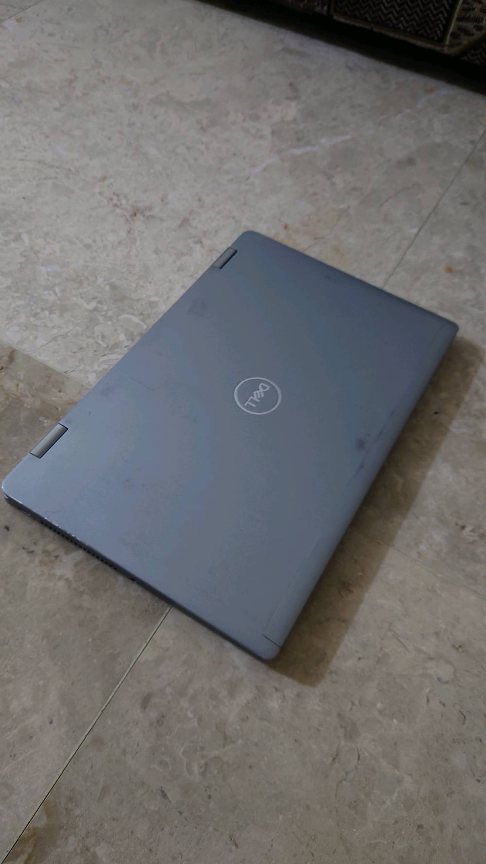 السلام عليكم ورحمة الله وبركاته.
لابتوب وتابلت في جهاز واحد Dell Latitude 7420. الجهاز فئة الأعمال (Business Class) يجمع بين الأداء العالي جداً والمرونة العالية (شاشة لمس قلابة 360 درجة ليتحول إلى تابلت).

المواصفات الكاملة:

المعالج: Intel Core i7-1185G7 (الجيل الحادي عشر) بتردد 3.0 إلى 4.8 جيجاهرتز.

كرت الشاشة: مدمج Intel Iris Xe (بذاكرة مشتركة تصل إلى 8 جيجابايت).

(الرام): 16 جيجابايت DDR4 بسرعة فائقة 3733 ميجاهرتز.

التخزين: 512 جيجابايت SSD من نوع NVMe M.2:

   سرعة القراءة: 3194 ميجابايت/ثانية.
   سرعة الكتابة: 2315 ميجابايت/ثانية.

شاشة: IPS LCD بحجم 14 إنش بدقة FHD (1920×1080)، تدعم اللمس حتى 10 أصابع وقلابة تدور 360 درجة.

الهيكل: ألمنيوم مطلي (ملاحظة للأمانة: توجد بعض الخدوش الطفيفة على الطلاء الخارجي فقط، أما الهيكل الأساسي فهو سليم تماماً وبدون أي صدمات).

المميزات الإضافية والأمان:

الكيبورد: مضيء بالكامل (Backlight) مريح جداً للكتابة في الظلام.

الأمان والخصوصية: يدعم بصمة الوجه Windows Hello لفتح الجهاز بسرعة، والكاميرا مزودة بـ غالق فيزيائي للكاميرا
لتعطيلها تماماً لحماية الخصوصية.

حالة البطارية: تدوم حوالي ساعة ونصف على نظام ويندوز 11، وتصل إلى ساعتين ونصف على أنظمة لينكس (Linux).

المنافذ المتاحة:

عدد (2) منافذ Type-C (تدعم Thunderbolt 4 والشحن السريع وعرض الشاشات).

منفذ USB Type-A (العادي).

منفذ شاشة HDMI.

منفذ سماعات 3.5mm.

منفذ لقراءة كروت الذاكرة SD Card.

الملحقات المجانية القادمة مع الجهاز:

 1. شاحن يدعم الشحن السريع بقوة 65 واط (Type-C).

 2. موزع منافذ USB Hub إضافي.

 3. ماوس سلكي.

 4. حقيبة لابتوب لحمايته أثناء التنقل.

السعر: 620 ألف وبيه مجال زين للطيبين والتوصيل مجاني.

للتواصل والاستفسار يرجى الاتصال على رقم الهاتف: *********** أو على واتساب بنفس الرقم.
