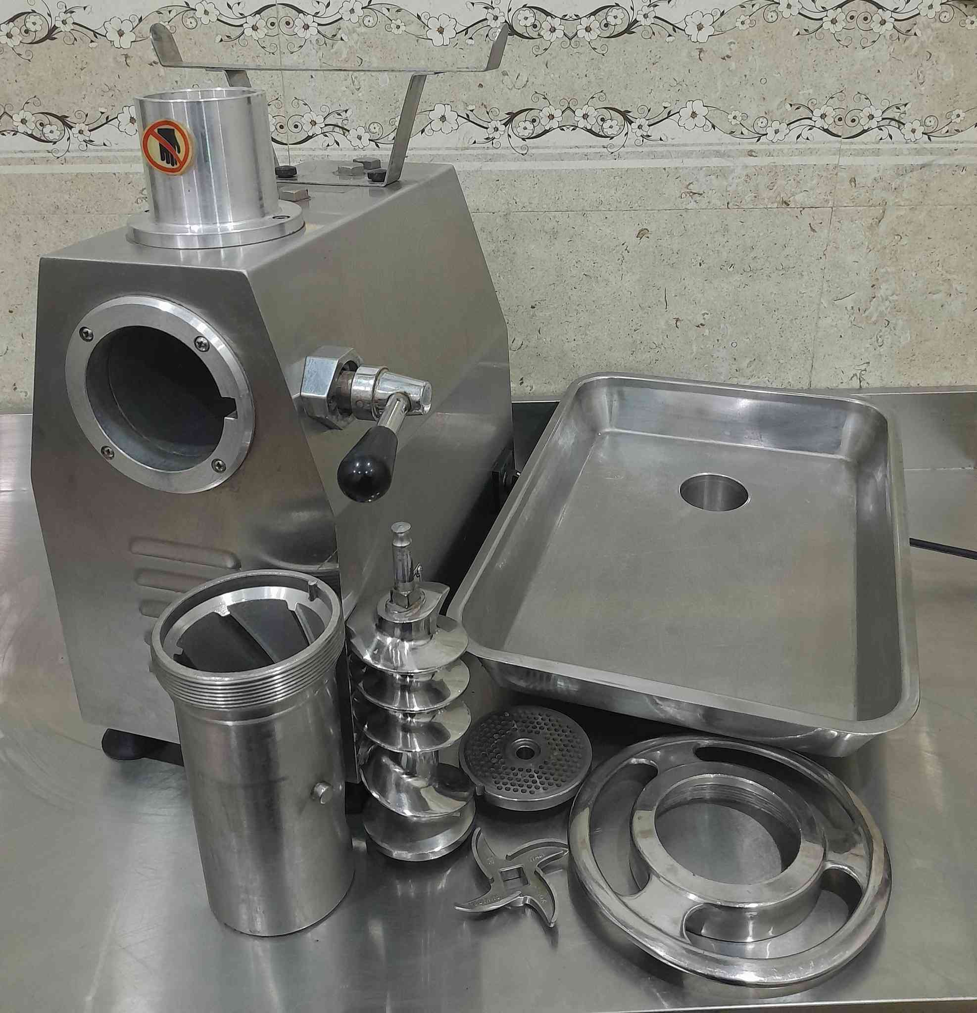 للبيع مثرامة لحم نوع TK حجم 32 ماداخله تصليح شرط برغي مامفتوح السعر 375 مكاني بغداد***********
