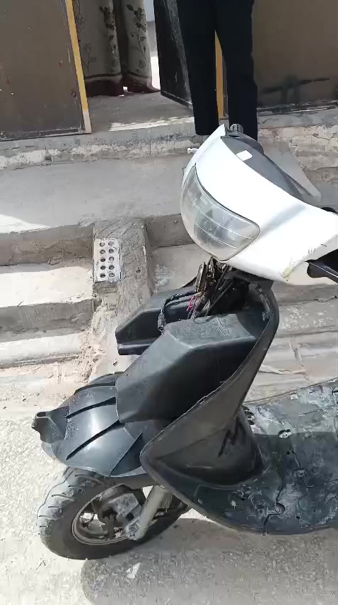 السلام عليكم دراجة فراشة لبيع مكينة مامفتوحة  خرسة شلعة معدل فول كهربايات كلة شغال نكرة سلف مكان نجف حي النصر سعر 300 بيهة مجال هاذة رقمي *********** واتساب ما متواجد ع فيس
