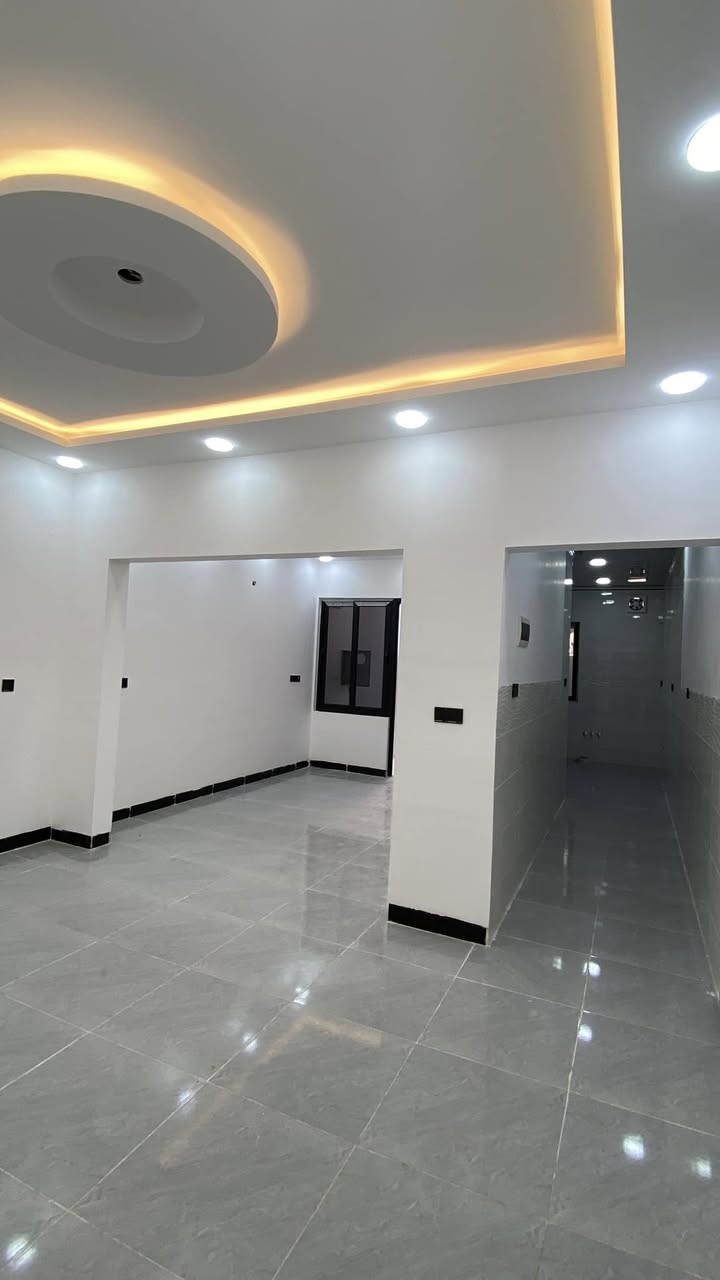 بسم الله الرحمن الرحيم 

متاح عقار واحدللبيع في حي الاخاء

مساحه 100 م 
واجهه 5 م 
بناء حديث فول تسليم فوري مفتاح 

طابقين 
الطابق الاول 
غرفة النوم هول استقبال مطبخ صحيات 

طابق الثاني 
3غرف نوم صحيات 
نضام دكتات نضام سبالت 
للاستفسار 
***********
***********
