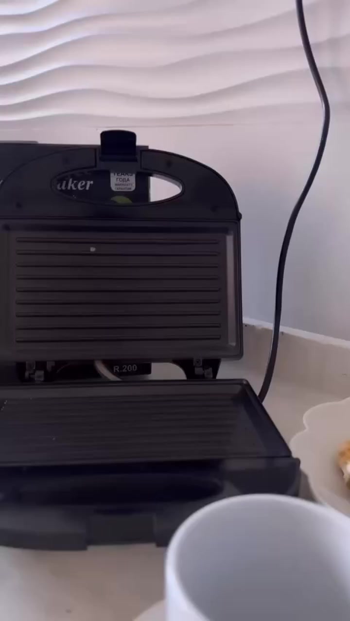 ‏ كابسة صاج كهربائية RAF 
درجة اولى من شركة راف الالمانية🇩🇪
RAF Sandwich Maker
كابسة صاج وساندويش من شركة راف العالمية الحجم الصغير بقوة 850 واط، مما يوفر تسخينًا فعالًا وسريعًا لتحضير الساندويشات في بضع دقائق فقط. تضمن الطاقة العالية تحميصًا متساويًا وشاملًا،

✅ تمتاز بـ:   
-أداء عالي و تسخين سريع
-صفائح مغطاة بطبقة مقاومة للإلتصاق    
-ضوئين إشارة لحالة التشغيل والإطفاء 
-تفتح بزاوية 90 درجة مما يمنح الراحة والسهولة اثناء الاستخدام 
- قفل أمان للحماية اثناء التشغيل
- الطاقة: 850 واط.
- الأبعاد: ارتفاع 27 سم، طول 29 سم، عرض 29 سم.
-سهلة التنظيف والاستخدام
-تسخين من الطرفين الاعلى والاسفل
⚠️لا نتعامل مع المناشئ الرديئة اطلاقاً بل نتعامل مع الماركات العالمية وذات الجودة الممتازة
#الاصلي المنشأ الماني 🇩🇪 💯
السعر ٢٠ الف 
🚘يوجد خدمة توصيل لجميع محافظات العراق ٤ الاف🚘


**إذا كنت صاحب هذا الإعلان وتريد حذفه لأي سبب، رجاءا أرسل رسالة إلى الدعم الفني**