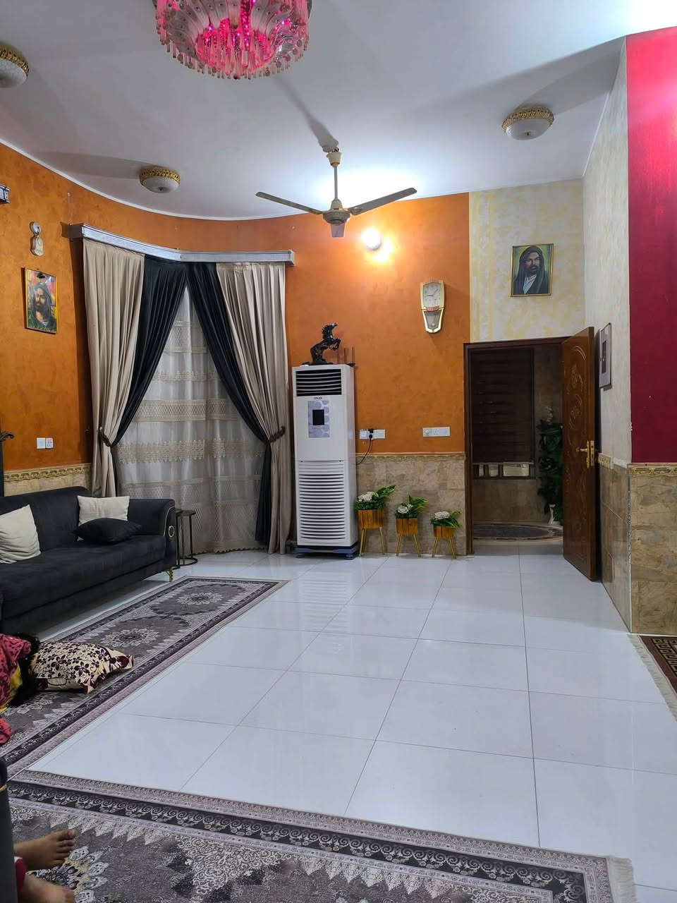 للبيع بيت بحي الشهداء 2/مساحه 200م/قرب مدرسه الفضيله/قريب عل حولي/ غرفتين وصاله ومطبخ وديوانيه صحيات/كونكريت/  الاستفسار *********** بي واتساب
