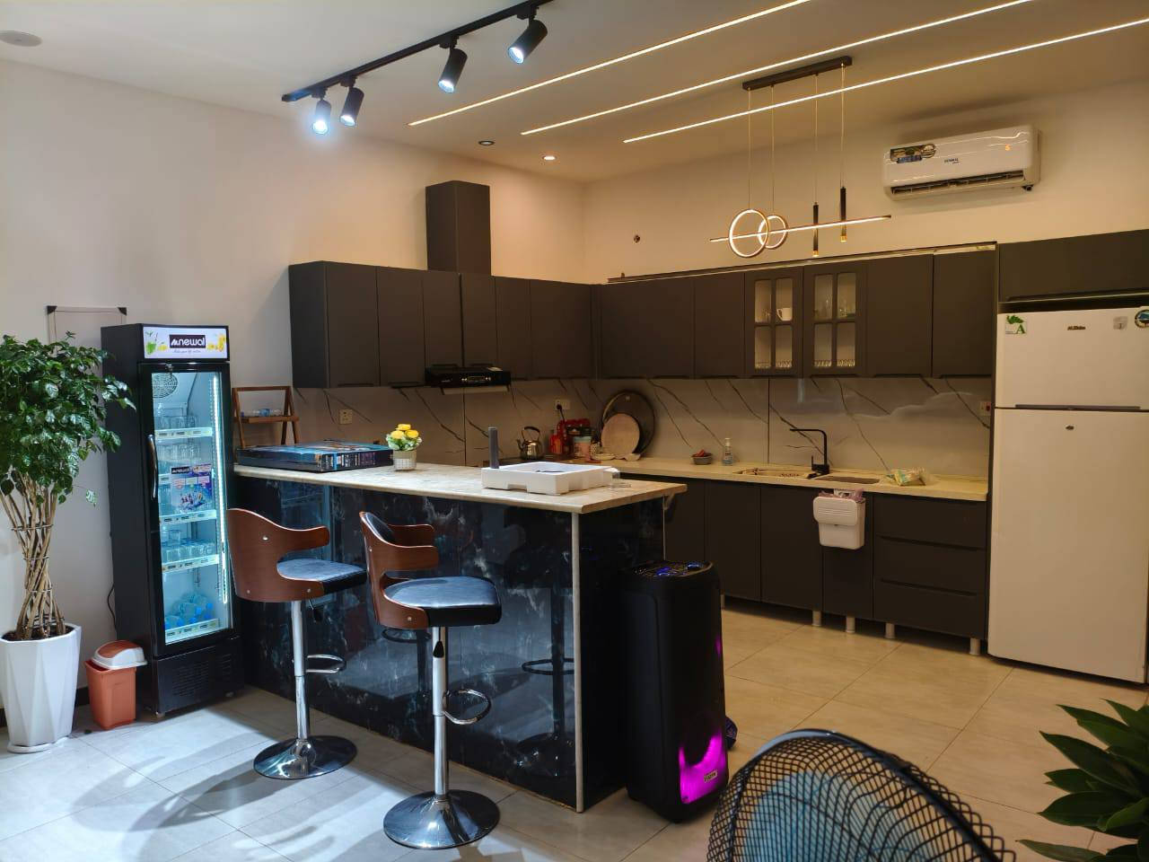 السلام عليكم متوفره مزرعه للايجار الدوره البعيثه بسعر مناسب ***********
