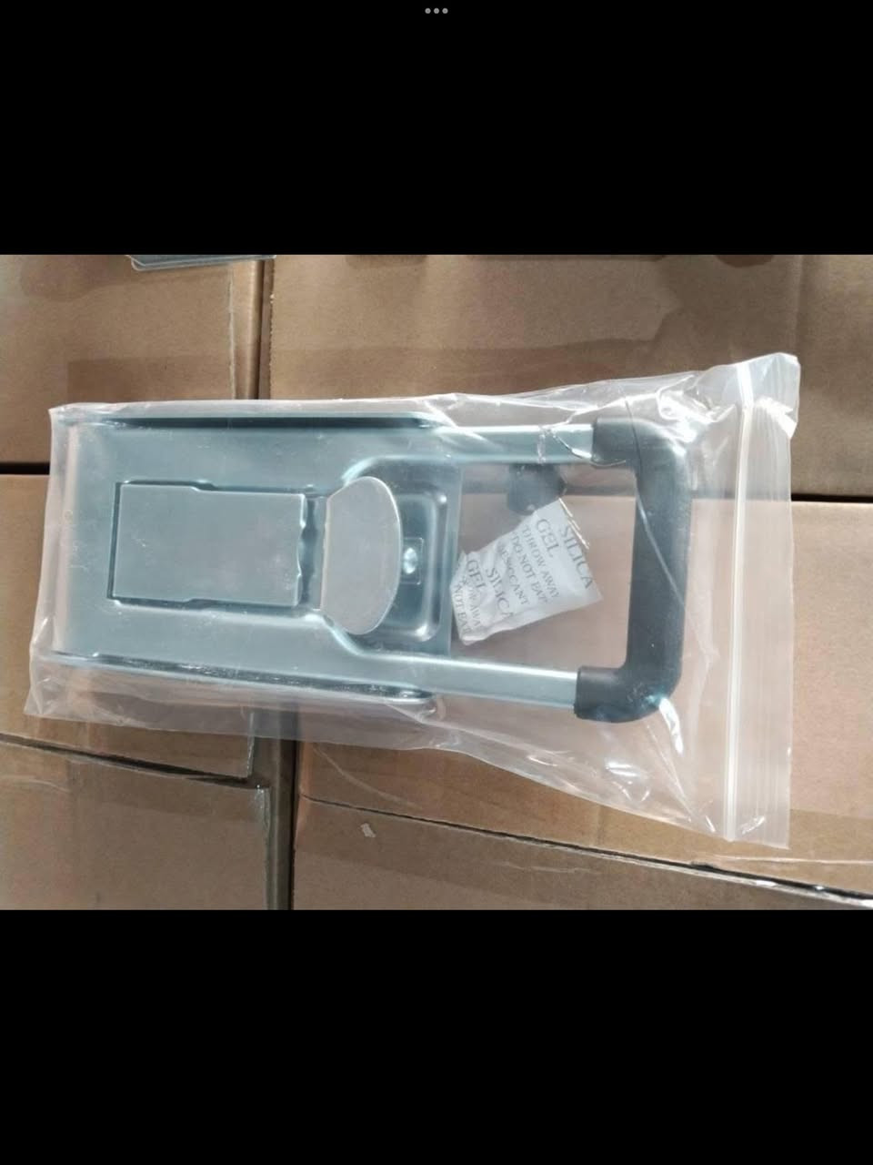 السلام عليكم
يدات باب براد جديد للبيع 
للحجز واتساب (***********) 
"يوجد خدمة توصيل جميع محافظات العراق "
