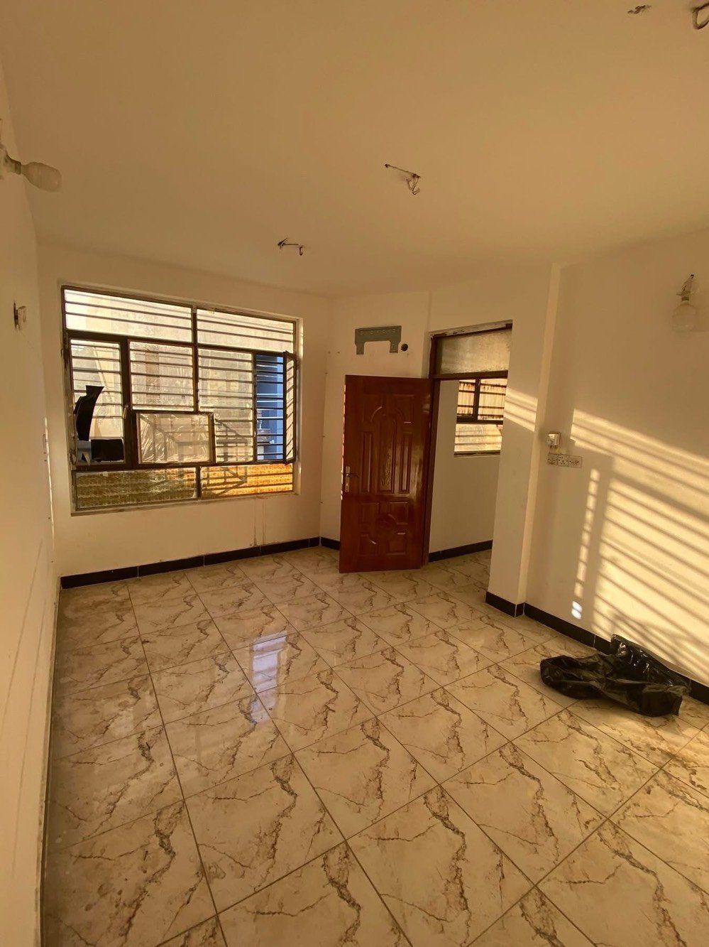 � بيت للإيجار – السيدية 

 • المساحة: 50 م²
 • عدد الطوابق: طابقين
 • التفاصيل:�
◦ ركن مع مدخلين 
      ◦ غرفتين نوم 
 ◦ صالة 
 ◦ مطبخ
 ◦ خدمات صحية
 • 
 • الاستخدام: سكني فقط
 • الموقع: السيدية – مربع جامع شاكر العبود 
 • سعر الإيجار: 750 الف 

📞 للاستفسار: ***********
🏢 الكوخ للتطوير العقاري