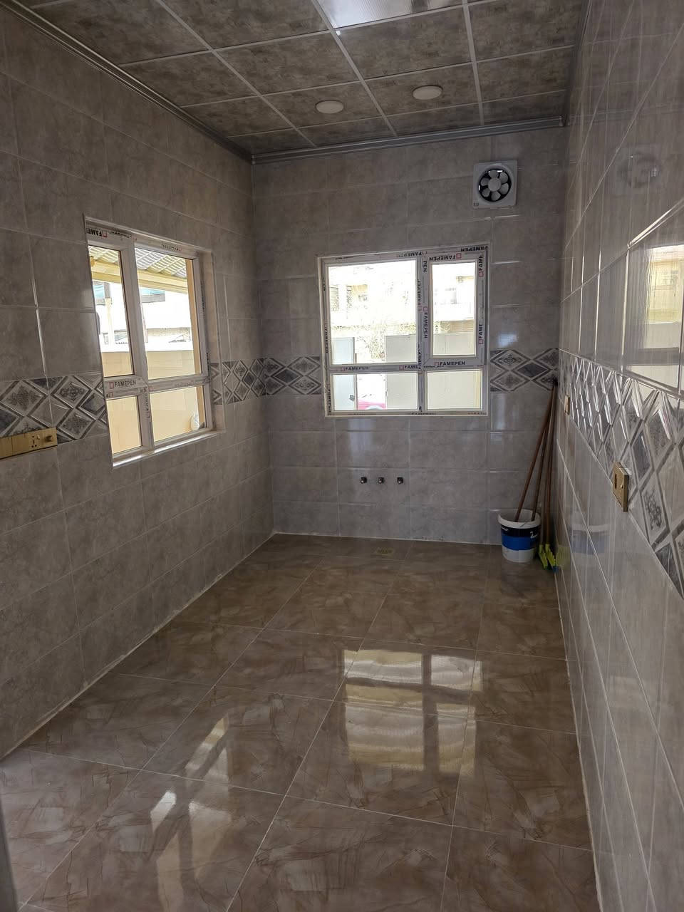 دار للبيع زيرو في حي المعلمين الجانب الايسر طابقين قرب جامع آل البيت ومركز الشرطة المساحة 165 م الواجهة 5 ونصف 4 غرف نوم هول استقبال كراج شروق ابتدائي شارع واسع  . 
***********
***********
عقارات صفوة البيت المصارف قرب مدرسة القادة
