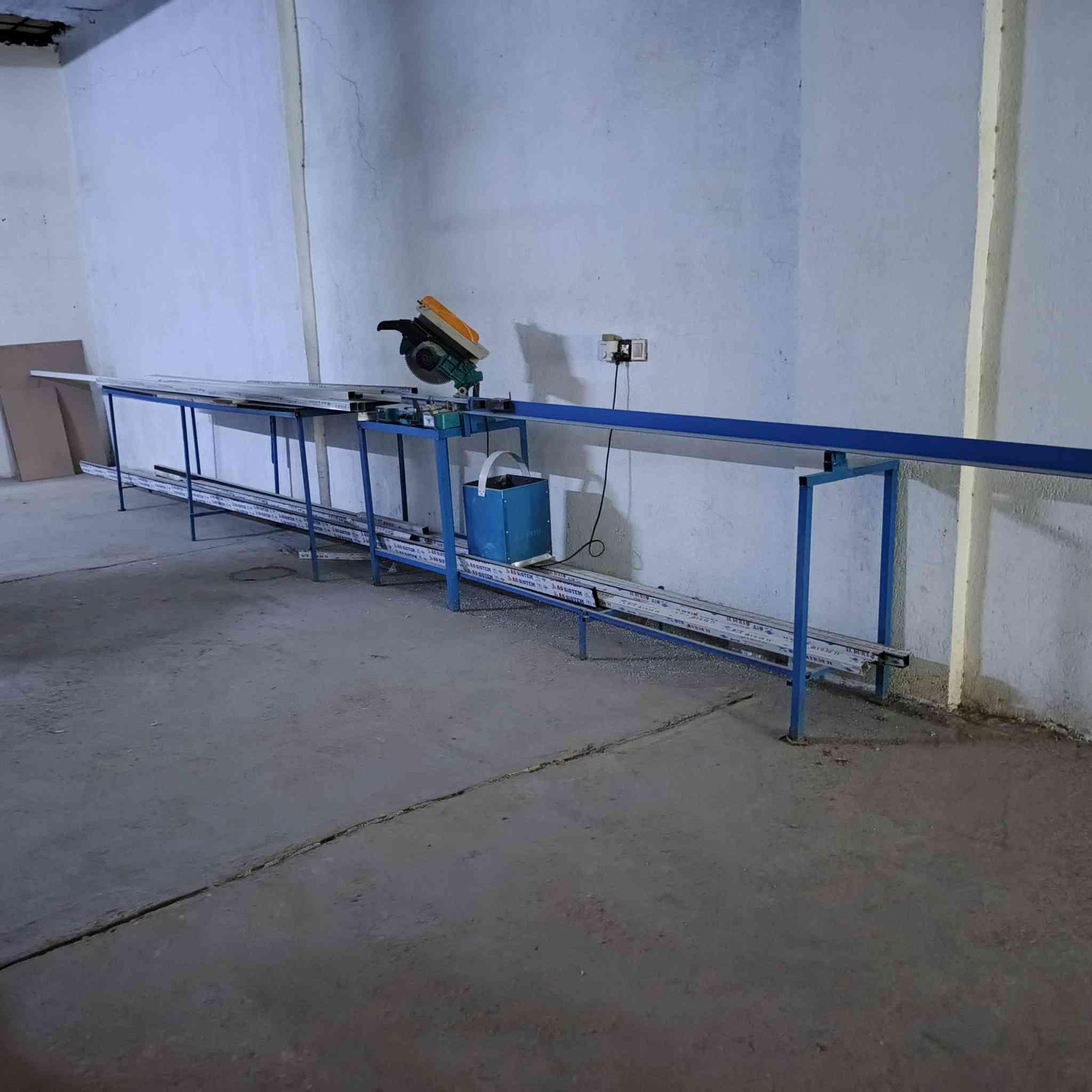 ابيع معمل شلع مو مفرد
معمل المنيوم جاهز من كلشي
هوه وميوزته وغراضه ب ثلث ملاين وربع
وبيه مجال شي قليل (عنوان بابل الحمز الغربي) 
***********
