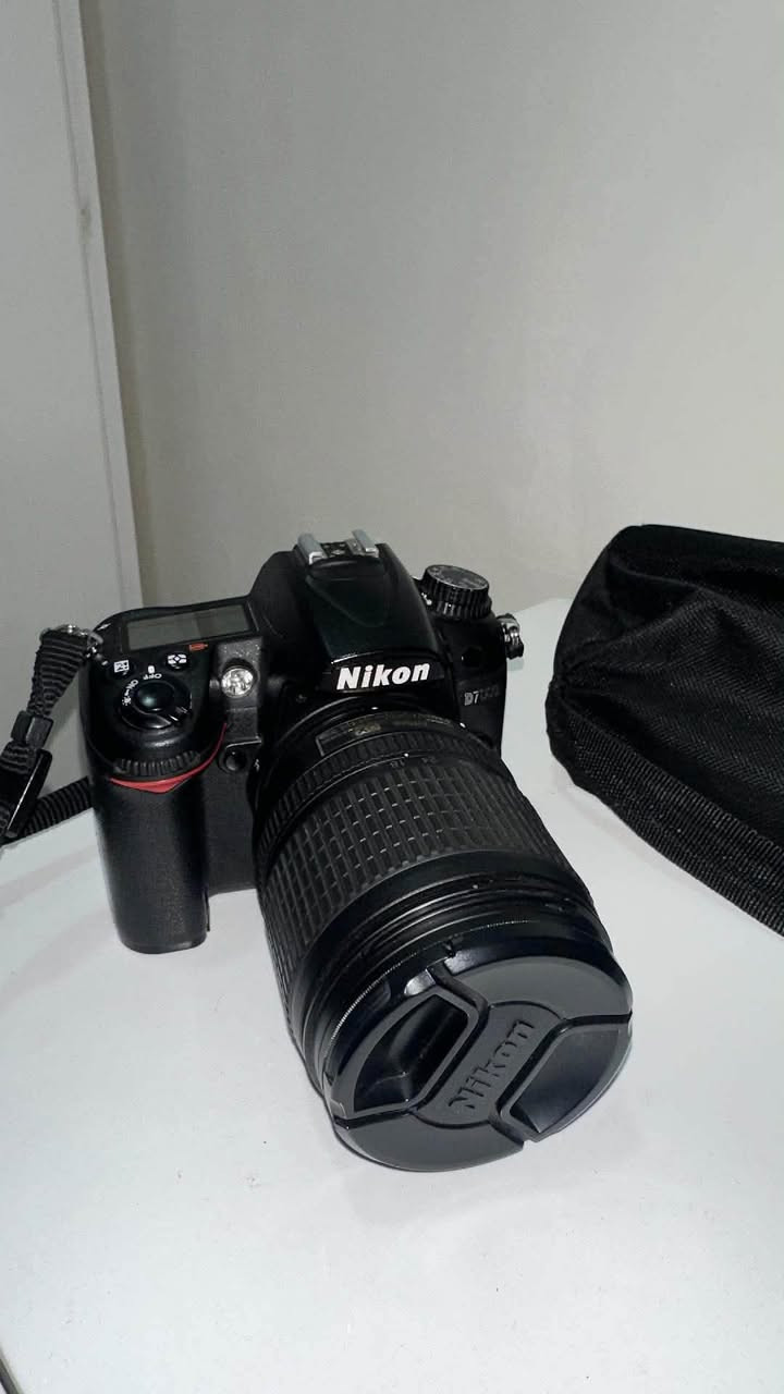 كاميرا نيكون D7000
كامره موصفاتها معروفه 
عدستها  الاصيله وياها
سعر خاص
***********
