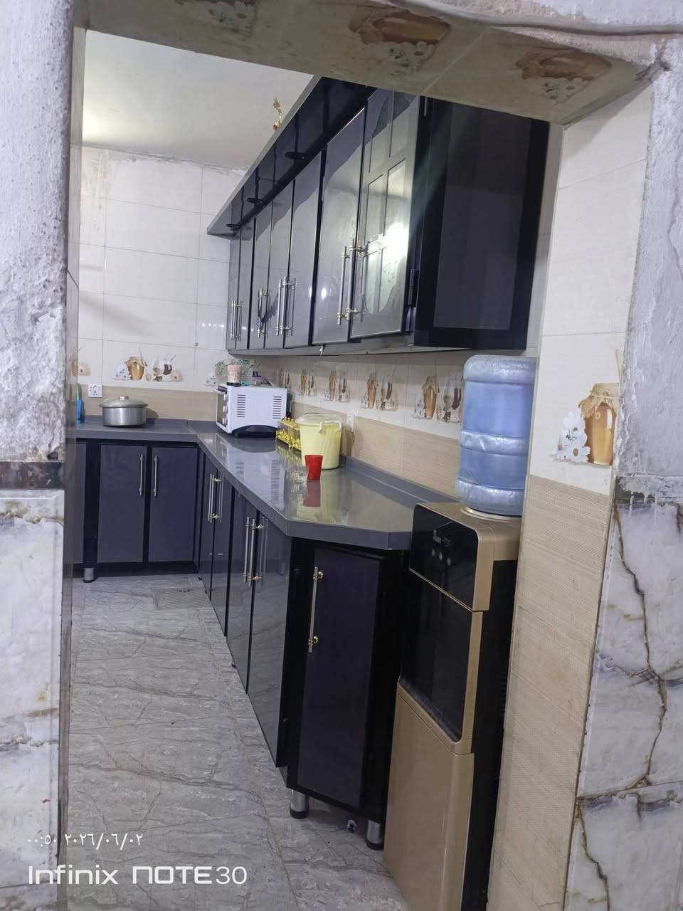 السلام عليكم البيت بحي النصر مهندسين للبيع 200متر بيت نضيف ومرتب بي غرف 2 وبلطابق الثاني وحده وصحيات 2 خارجي وداخلي وكراج سيارات2 
واستقبال 4ونص ،×8ونص ولكرج 5×10 ولكرج بي سقيفه )  مطبخ مرتب بيت (شيلمان) 
السعر 180وقابل لتفاوض بيت بسمي ثاني يوم يتحول  . ♦️بلعافيه عل ياخذه 
البيت عنونه بضبط والتفاصيل رقم الهاتف ***********
