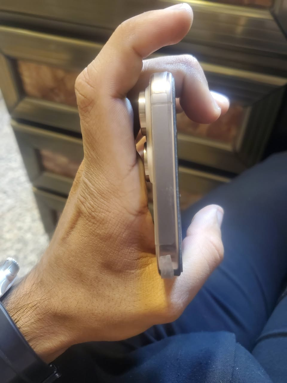 السلام عليكم اخوان ايفون ١٦ ابرو ماكس سعر مليون ٦٠٠ وبي مجال للطيبين مكان بغداد سوق العوره المبايل وضع الشركه ماستر استعمال قليل جدا فقط للتصوير هاتف *********** واتساب أو اتصال والشراي ما نختلف بل سعر
