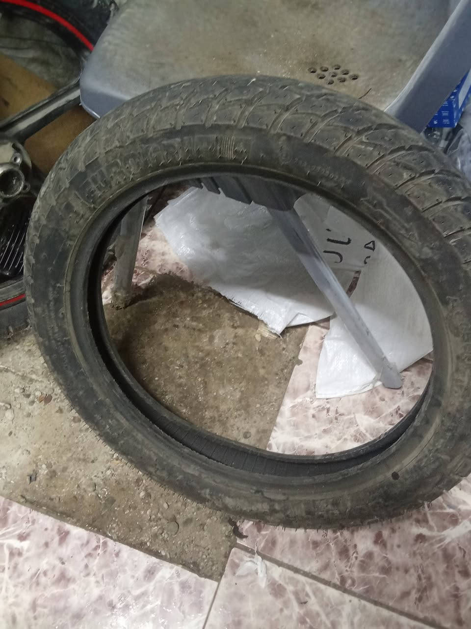 سلام عليكم 
تاير خلفي بوكسر اصلي حجم 300 السعر10 الالف
ويل امامي بوكسر كلاسك اصلي هو وتاير مالته وطبله البريك ب65 الف 
ماشه ودبلات بوكسر كلاسك اصلي 100 الف 
جاملغ امامي بوكسر كلاسك اصلي لون اسود سعره 15 الف 
 العنوان بغداد حي جامعه 
رقم ***********
