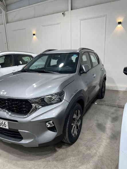 كيا سونيت موديل 2023 وارد خليجي
 بيه جاملغ صبغ والباب كلير بدون دواخل
ماشية 48 الف كيلو 
السياره فول ماعدا البانوراما 
بصمه 
تشغيل عن بعد 
بصمه ابواب
وباقي مواصفاته المعروفه
السياره رقمه بغداد ومكانه بغداد
 السعر 148 وبيه مجال 
رقمي للتواصل ***********
