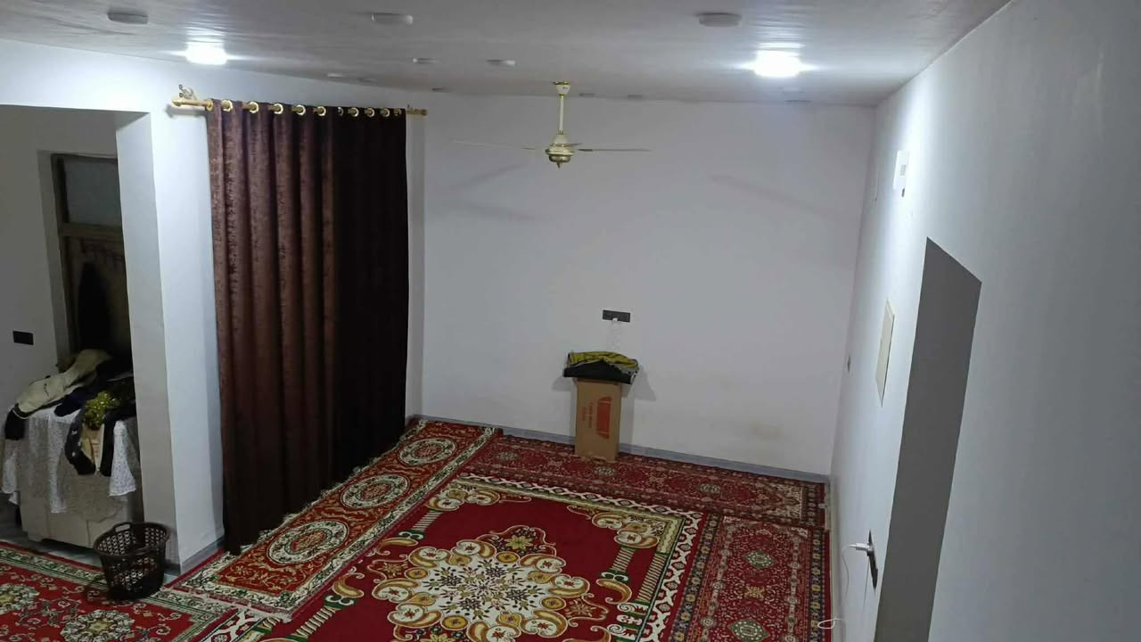 دار للبيع بالسفحه الاولى
مساحة 200 متر ع شارع 20 وساحه خضراء ب ال 8 الف البيت مفول طابق واحد والبيتونه ع طول الصاله شغل درجه أولى بيت حر مامطلوب 
يحتوي ع غرفتين وصاله ومطبخ حار وبارد واستقبال 
للاستفسار اكثر اتصل (***********)  او خاص
