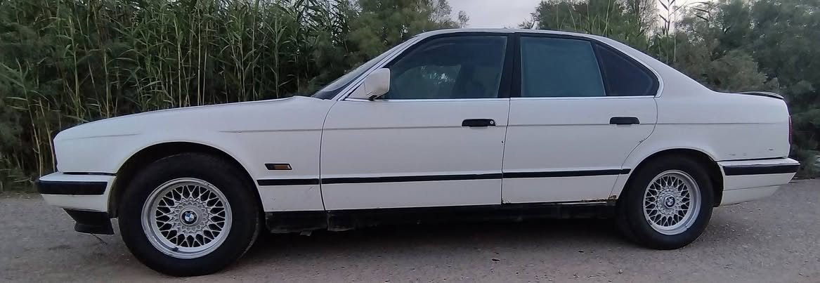 السلام عليكم ورحمة الله وبركاته 🌹
اللهم صلِّ على محمد وآل محمد 🤍✨
البخيل الما يصلي عالنبي 😌🔥

🚘 للبيع / Bmw 520i موديل 1991
شاصي وسنوية ✨
ألماني أصلي والي يعرف الـBMW يعرف شنو يعني ألماني 😎🇩🇪

⚙️ المواصفات:
🔹 مكينة نظيفة وتاكل الكاع أكل، لا محور ولا مشاكل والحمدلله
🔹 گير عادي 5 سرعات لعشاق السيطرة والمتعة 👌
🔹 اللون أبيض مرتب وبيها خياس خفيف كلش كلش ما يذكر
🔹 داخلية سود جلد بتطعيمات خشبية فخمة 🤍🖤
🔹 حداديتها 60%
🔹 رقم بغداد بإسمي جاهز نقل
🔹 الفتحة مدوشم عليها وما أعرف شبيها بالضبط حتى أكون واضح وياكم 🙏
🔹 نقصها شغلات بسيطة وترجع وحش بالطريق 🔥

📌 السيارة عندي من فترة تقريباً 7 أشهر، وكانت استخدام دوام جامعة ومشاوير 
ومثل ما تعرفون الـBMW الألماني مو محتاج مدح لا مني ولا من غيري 😉

💰 سبب البيع:
ما محتاجها حالياً وطابگة بالباب أكثر من استخدامها.
60$ وبيها مجال 

🤝 المهم يا طيبين:
إذا عجبتك السيارة خير وبركة وعلى الرحب والسعة 🌹
وإذا ما عجبتك إن شاء الله تلكه الأحسن منها وتتهنى بيها 🤍

📩 والرزق على الله، والجاد حياه الله ✨🚘
الي يهمه الموضوع يراسلني للعلم السياره بإسمي وما ابيع إلا تحويل وما مستعجل ع البيعه عادي تبقى سنه بالباب عادي


**إذا كنت صاحب هذا الإعلان وتريد حذفه لأي سبب، رجاءا أرسل رسالة إلى الدعم الفني**