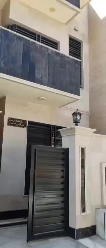 يتوفر بيت المساحة 100 متر للبيع 
البناء 2024 
العنوان شارع فلسطين حي الادريسي 
الواجهة 5متر 
النزال 20 
يحتوي ع طابقين 
طابق الأرضي مدخل صالة +حمام +منور ++مطبخ +غرفة نوم 
طابق ثاني غرفتين نوم +حمام 
الاستفسار /***********
