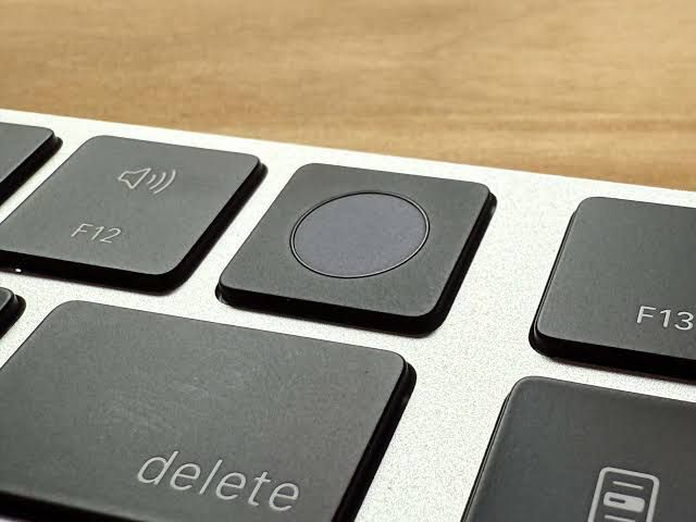 السلام عليكم الافضل والأحدت والأقوى من آبل 
magic keyboard  , type-c,  with touch ID
ماجك كيبورد الحجم الكامل 100%
يحتوي على بصمة مدمجة Touch ID 
يشحن عن طريق التايب سي 
جديد وتوصيل موجود


**إذا كنت صاحب هذا الإعلان وتريد حذفه لأي سبب، رجاءا أرسل رسالة إلى الدعم الفني**