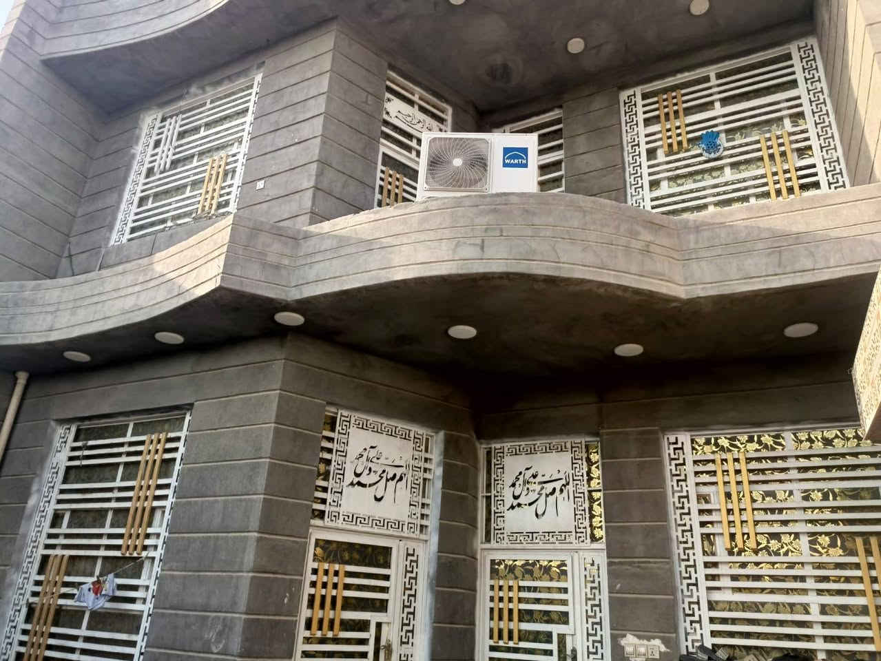 السلام عليكم دار للبيع المساحه 210 متر طابقين الطابق الاول يتكون من غرفتين نوم وصاله ومطبخ واستقبال وصحيات داخليه وخارجيه الطابق الثاني يتكون من غرفتين نوم وصاله العنوان حي العسكري الصدر الثالث شارع 30 على الشارع العام توجد كافة الخدمات للاستفسار الاتصال على الرقم ***********
