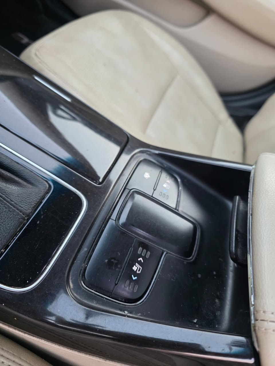 السلام عليكم للبيع كيا كادينزا خليجي 2014 ملكي VIP
رقم أربيل بسمي سنويه جديده
فول مواصفات 1/1
ماشيه 165 وقابل للزياده 
مري شفط + قلاب 
حساسات خلفيه 
مقاعد جلد + كهرباء 
خزن ميموري 
فول تحكمات ستيرن +ستيرن كهرباء 
برده خلفيه بلاديه 
كامره خلفيه 
لد امامي و خلفي 
كشنات امامي و خلفي تدفئه 
شاشه حجم كبير 
اناره محيطيه 
بيها منضومه كامله زنون عالي و ناصي 
و بيها منضومه غاز 
و بيها بعد هوايه مواصفات معروفه 
السياره بيها قطعتين ونص 
السعر 118 و بيها مجال 
رقم التلفون*********** 
مكان السياره بغداد
