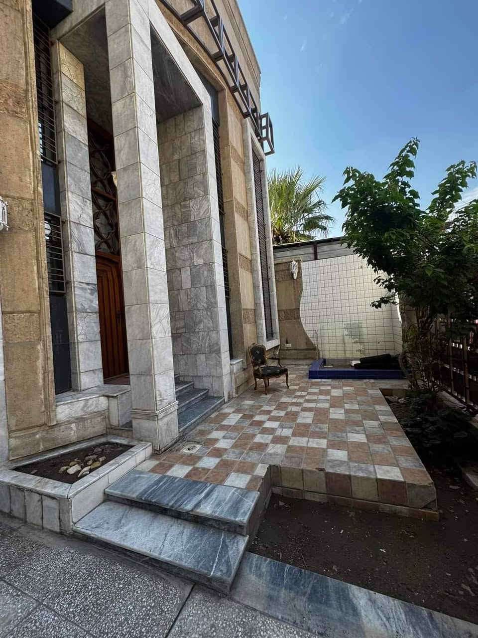 دار للبيع المساحة ٢٢٨م الواجهة ١٢م سند مستقل مؤاجر ***********واتساب
