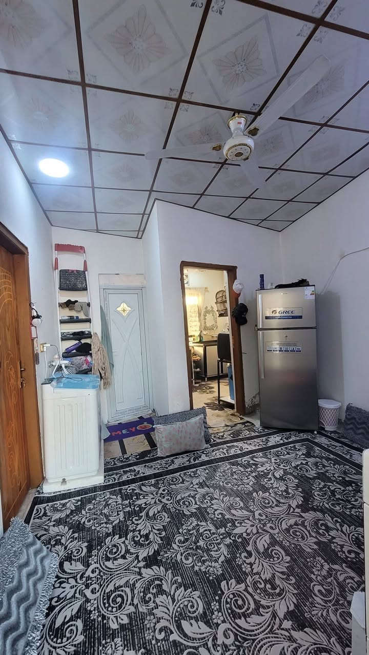 سلام عليكم توفر بيت للبيع بمساحه 63متر  العنوان الجزيره منطقت زين العابدين يتكون البيت غرفه وحده ومطبخ وحمامات داخليه وخارجيه وديوانيه السعر36 وبي مجال السقف كونكريت لبيت مرتب 
للستفسار ***********
