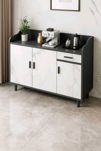 كومدي خشبية أنيقة بتصميم عصري، تجمع بين اللون الأبيض والأسود مع طبقة م...