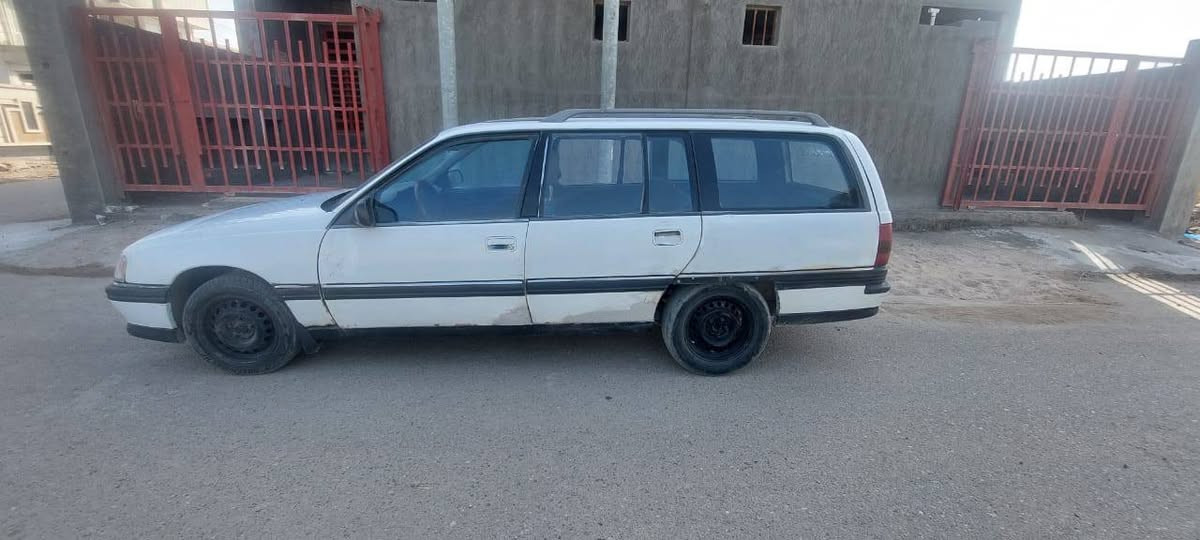 اوبل ستيشن موديل  1993 لون ابيض سياره بلاديه كير عادي رقم انكليزي انبار هزه جديد إلى ٢٠٣٠ تحو مباشر محرك الفين /// السعر 29 وبيه مجال قليل حك الجيه / ***********
