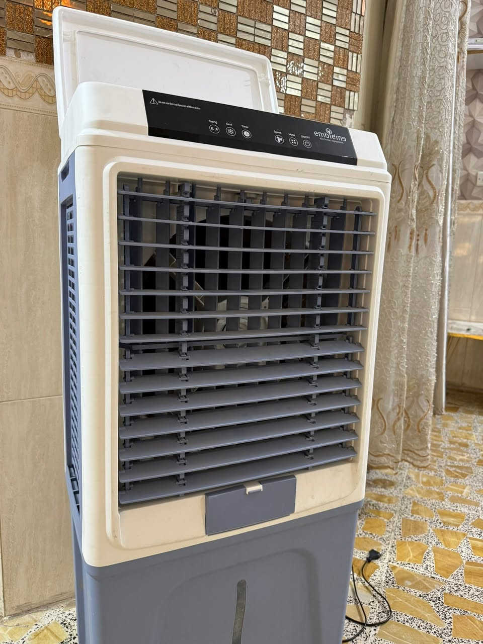 المبردة مستخدمة استخدام قليل
▫️ حلفات سللوز مانعة للرطوبة ومنقية للهواء ✅

 ▫️تصميم حديث وامن هيكل خارجي من البلاستيك القوي

▫️تعمل علي الشحن والكهرباء

▫️شاشه الكترونية للتشغيل  والايقاف و التحكم بالسرعة . الموقت ، و تحريك المراوح 

▫️12 مستوى للسرعة مع 12 مستوى للمؤقت

▫️بطاريه تدوم من 3 الى 10 ساعات حسب السرعة

▫️اربع اكياس من البلاستيك القوي للتبريد

▫️أربع عجلات للتحريك الجهاز بسهولة من المعدن المقاوم للصدا 

▫️بطارية :  ليثيوم 

▫️ابعاد : ارتفاع 110 / عرض  50 سم 

للحجز والأستفسار مراسلتنا 📩 📨 

***********⁨

 العنوان / الفلوجة - حي المعلمين الثانية

السعر 170 الف
