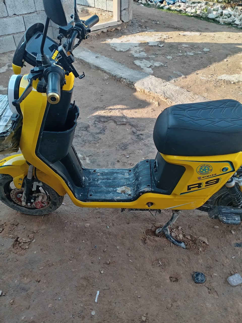 ماطور R9  أخذته لبني 750 الف قصاط مايقبل يريده هسه اريد ابيعه جديد باكيت ليريده يتصل على هاذا رقم ***********
