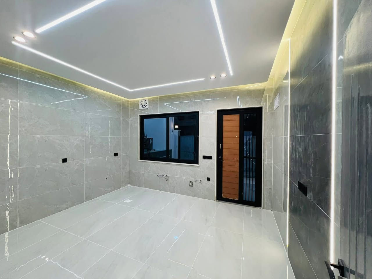 � دار للبيع – فرصة لا تعوّض! 🏡
📍 الموقع: الموصل – [ حي الملايين الأولى -تقطيع الصابونجي ]

📐 المساحة: [ 160متر واجهة 10 متر ]
🛏️ عدد الغرف: [ 5غرف نوم ]
🛁 عدد الحمامات: [ 3حمام ]
🍽️ مطبخ + صالة + كراج + سطح 

✨ المميزات:
✅ موقع حيوي وقريب من الخدمات
✅ بناء مرتب وتشطيب راقي
✅ تسليم فوري
✅ سند زراعي بستان ملك صرف نموذج25

💸 السعر: [ يُذكر عند التواصل / او الاتصال ]

📞 للاستفسار اتصلوا بنا على الأرقام التالية:
***********
***********
