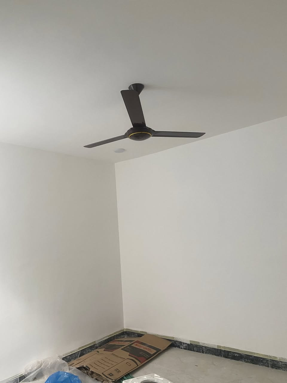 للايجار ًًًً'ىىىىىىىى مساحه 115جاهز كامل حتى المحجر غرفتين صاله استقبال مطبخ صحيات جديد وكامل حتى مراوح واناره وكيزر وتانكي وقريب على الشارع العام شارع المطار السايدين قرب جوهره العرب الايجار 250الف تدفع ست اشهر مقدمه ثم كل شهر بشهره بعد ذلك للاستفسار مكتب رعد النفاخ وتساب او رقم ***********
