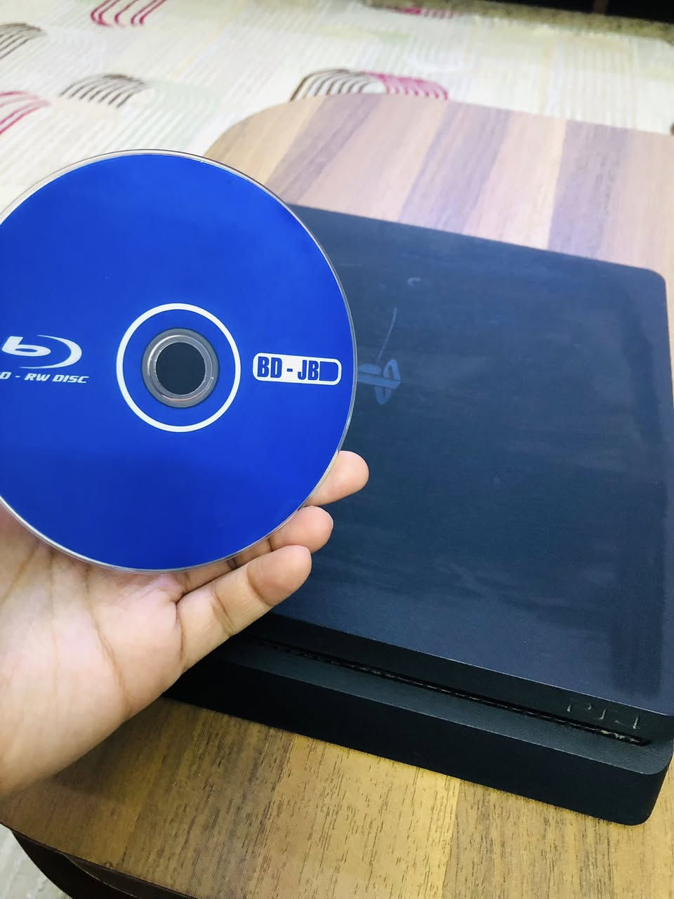 بلي 4 سلم 1 تيرا نظام 12.02 مع قرص التهكير والعاب حسب الطلب + جوستكات عدد 2 اصليات مو تجاري (وحده من الجوستكات اللون الشفاف المميز ) + يو بي اس 850 + مع كيبل شحن عدد 2 الطول واحد متر الاصلي + الملحقات المتبقية 

بغداد / شارع حيفا 
***********
