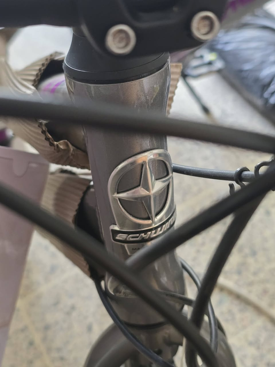 السلام عليكم بايك للبيع فقط امريكي الألمنيوم بالكامل حجم ٢٨ جديد بالكرتون غير مستخدم المواصفات مبينه بالصور بعده بالجيس مع كتلوك مالته سعره ٣٨٠ دولار هو كامل عليه اغلى بس داريد ب٤٠٠ الف 
مكان بغداد لا يوجد توصيل


**إذا كنت صاحب هذا الإعلان وتريد حذفه لأي سبب، رجاءا أرسل رسالة إلى الدعم الفني**