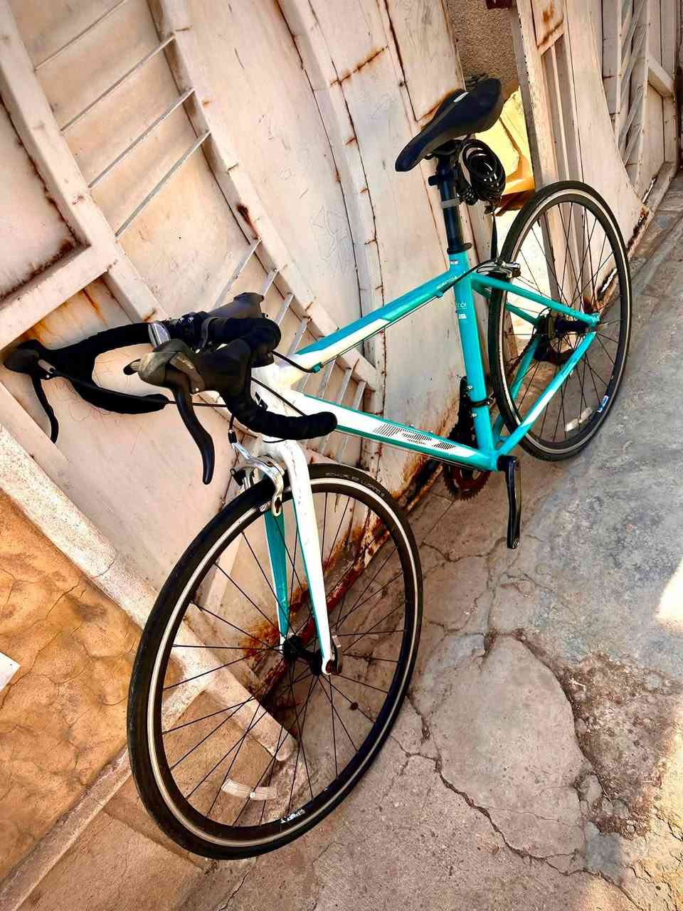 KAGRA R1 🇯🇵
•
•
دراجة الطريق (Road bike) ماركة يابانيه اصليه
 مال حاويه بعدها بلاديه مملعوب بيها نهائياً على وضع الاستيراد

معدن الدراجة من المنيوم بالكامل
نسبه ضافتها 98‎%‎
ابعاد الفريم : حجم 28 / قياس 51 M
وزن الدراجة بالكامل : 9 كلغم

مجموعة الدراجة Shimano Tourney شيمانو تورني
عدد التروس : 2 / 7
ويالتها المنيوم طبقتين كمبليون فتح وشد سريع
اطارات الدراجة شوالبي 25/c700

السعر: 250 الف دينار وبيها مجال الشراي يدلل
العنوان: بغداد / الشعب / سوق شلال / قرب مركز شرطة شارع عدن
للاستفسار: ***********
